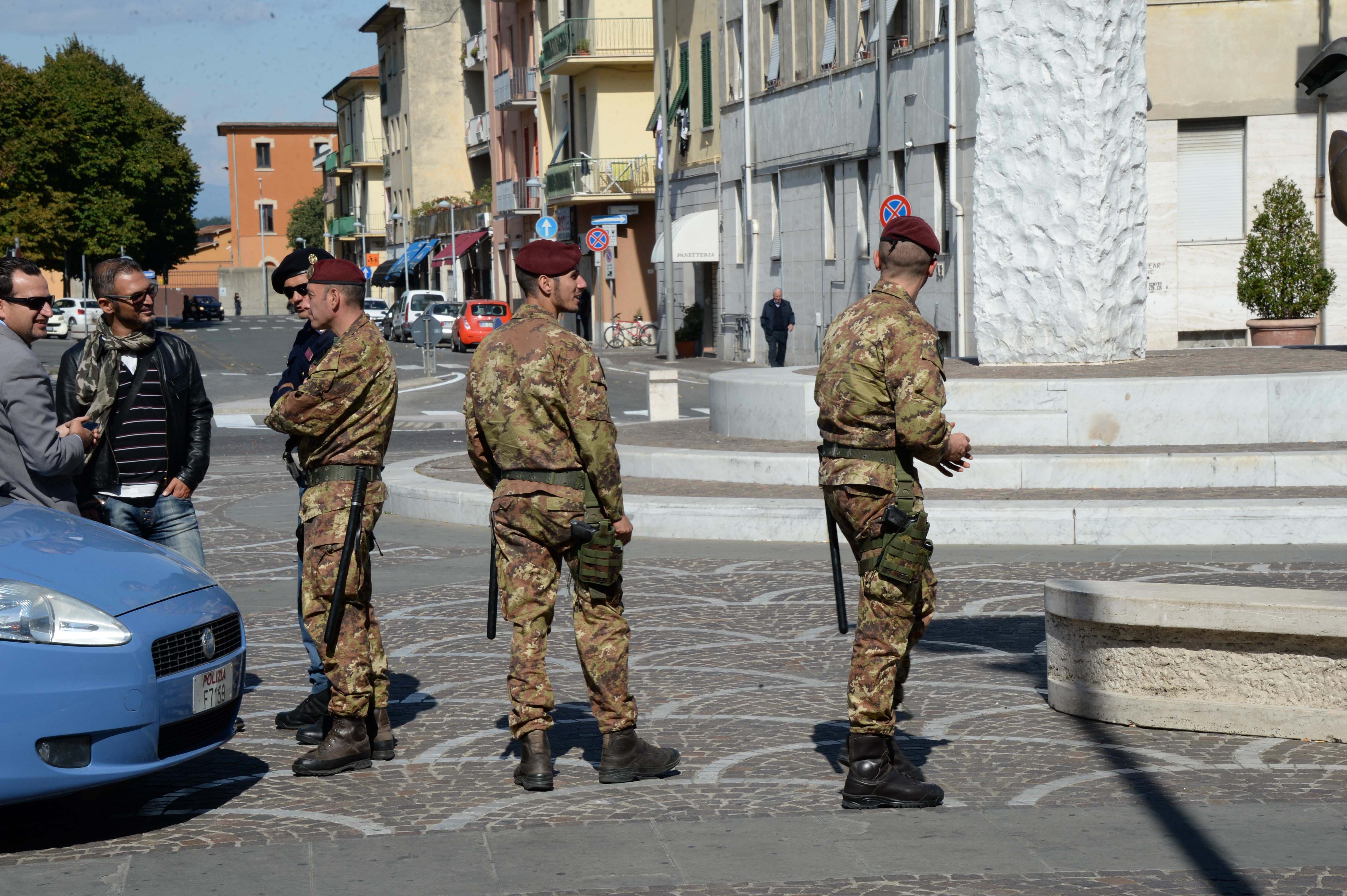 I soldati di pattuglia alla stazione