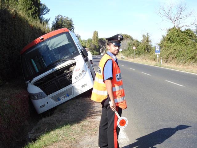 Il minibus fuori strada (foto Enzo Russo)