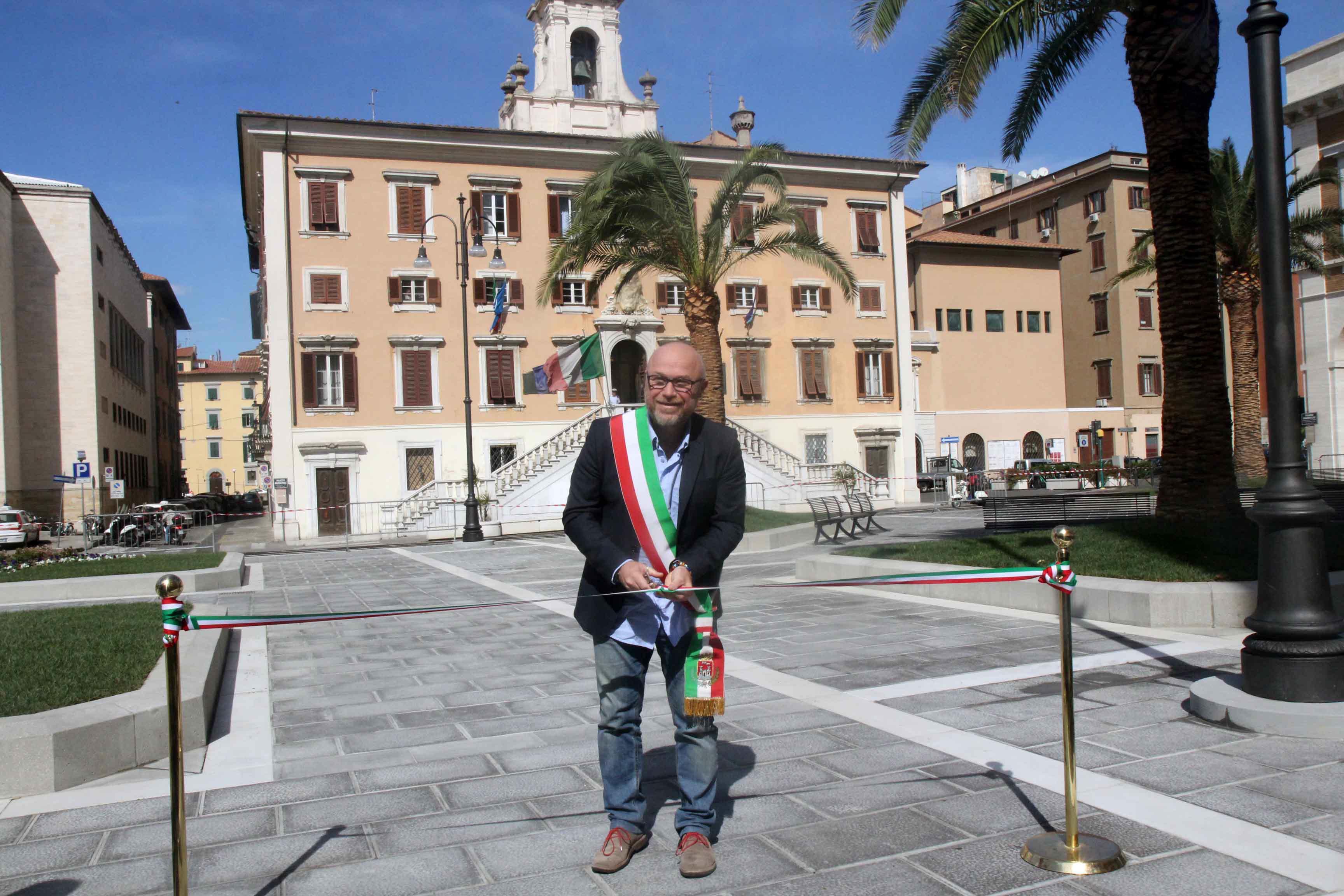 Il sindaco Filippo Nogarin inaugura la piazza (Salvini Pentafoto)