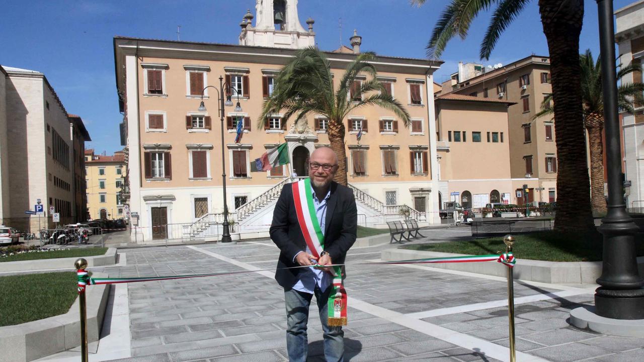 Il sindaco Filippo Nogarin inaugura la piazza (Salvini Pentafoto)