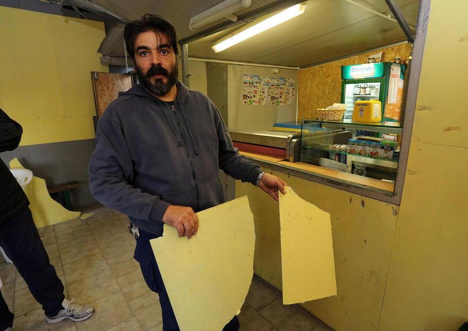 Rubano cioccolata e devastano il bar 