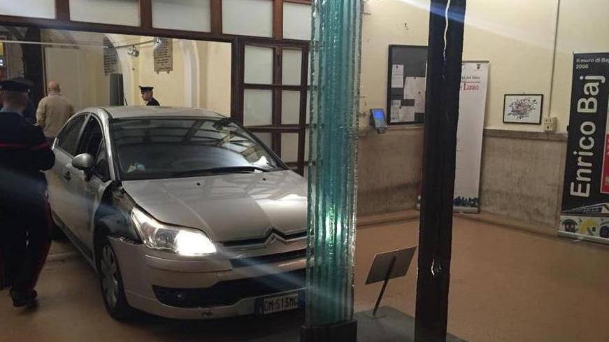 Con l’auto dentro al Comune