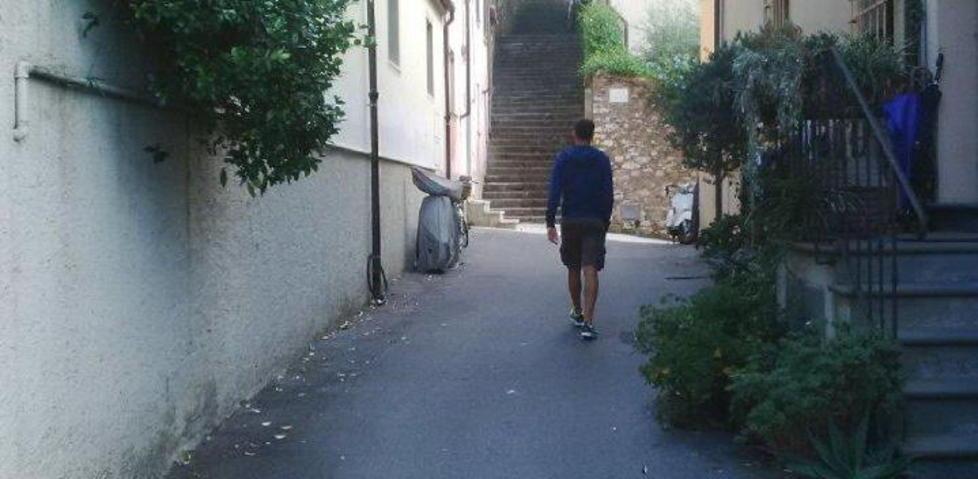 Ragazzini insultano e minacciano chi abita in via Fontanella 