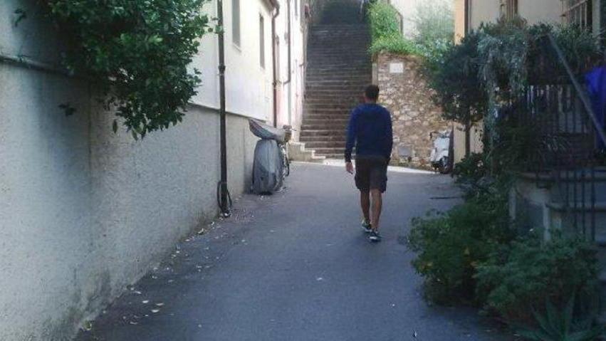 Ragazzini insultano e minacciano chi abita in via Fontanella