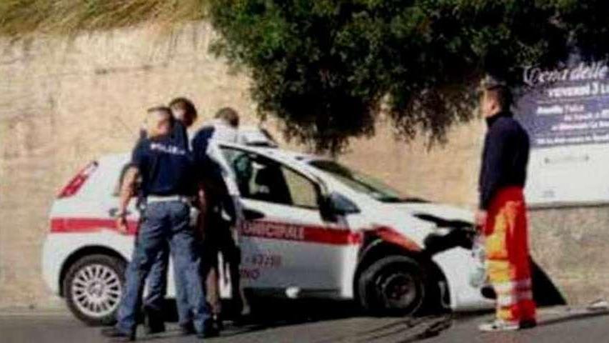 Ruba un’auto dei vigili poi sbanda e l’arrestano