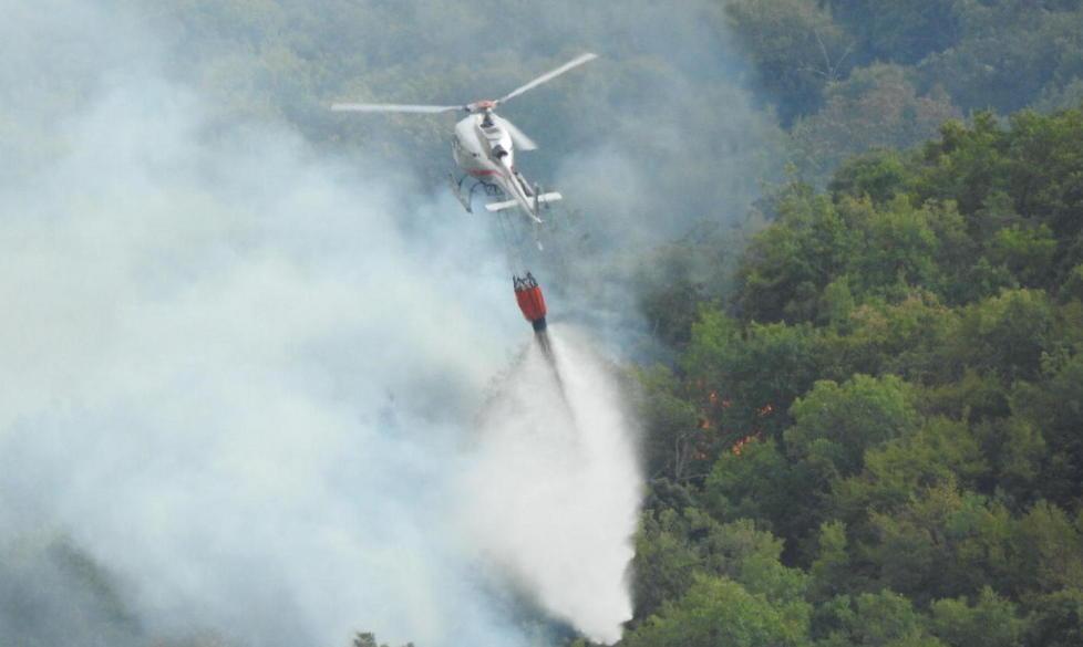 L’elicottero per domare le fiamme