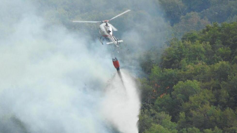 L’elicottero per domare le fiamme