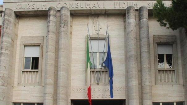 Parà cade da oltre tre metri durante una esercitazione