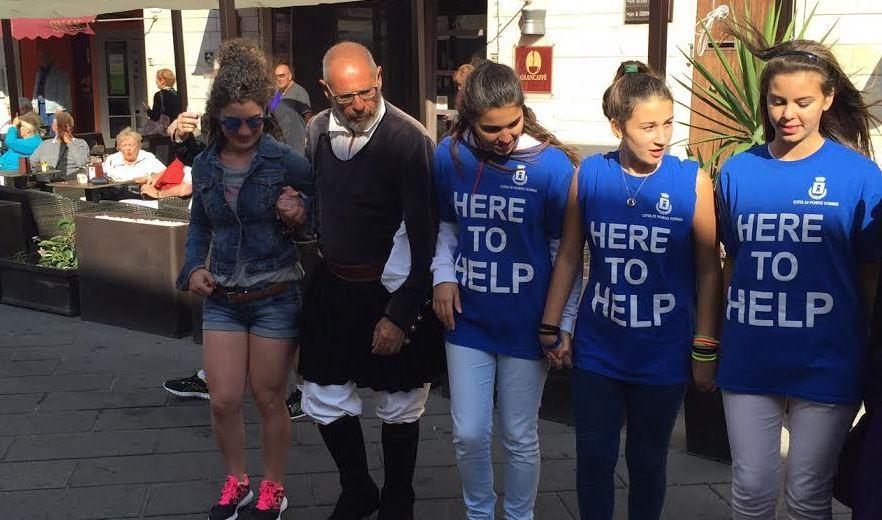 Turisti accolti da liceali e gruppi folk