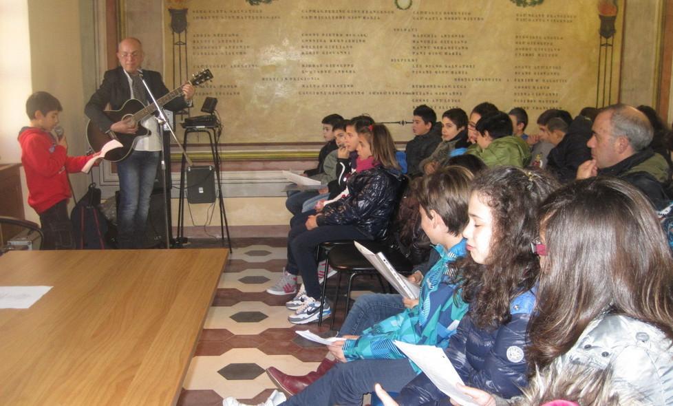 I bambini creano un libro per amore della lettura