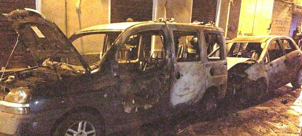 Due macchine incendiate in corso Vico