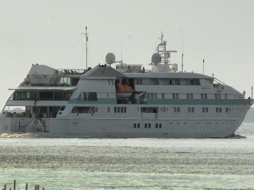 Una piccola nave da crociera attracca al porto industriale