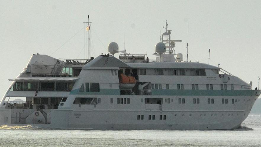 Una piccola nave da crociera attracca al porto industriale