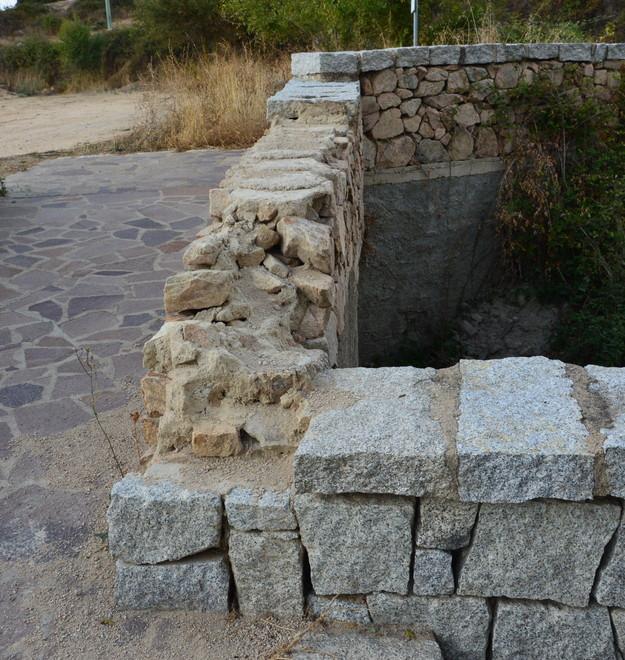 Luras, i vandali danneggiano le lastre della fonte 