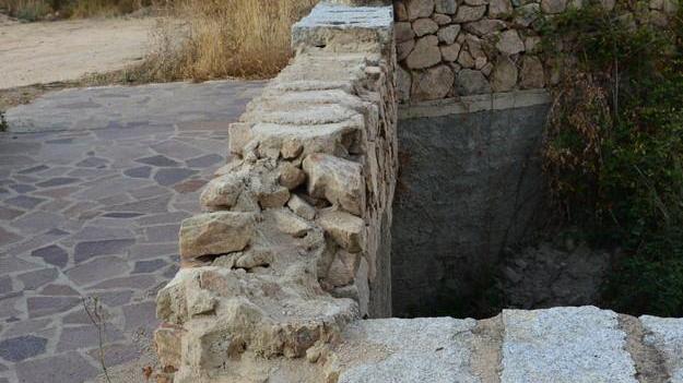 Luras, i vandali danneggiano le lastre della fonte