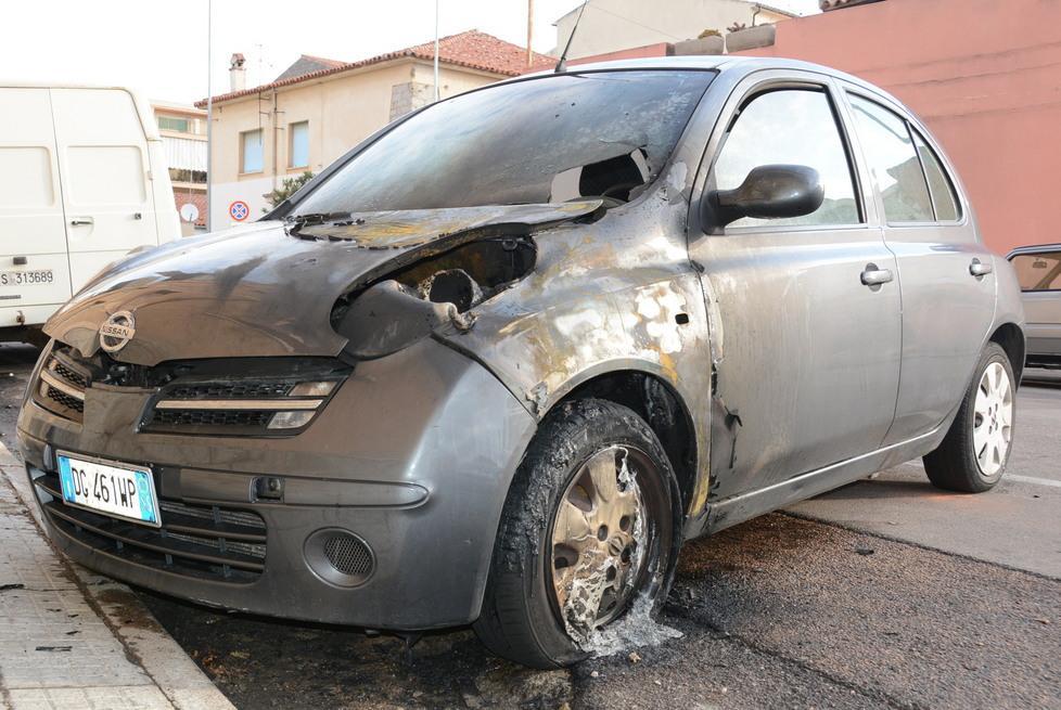A fuoco l’auto di una disoccupata: è un attentato