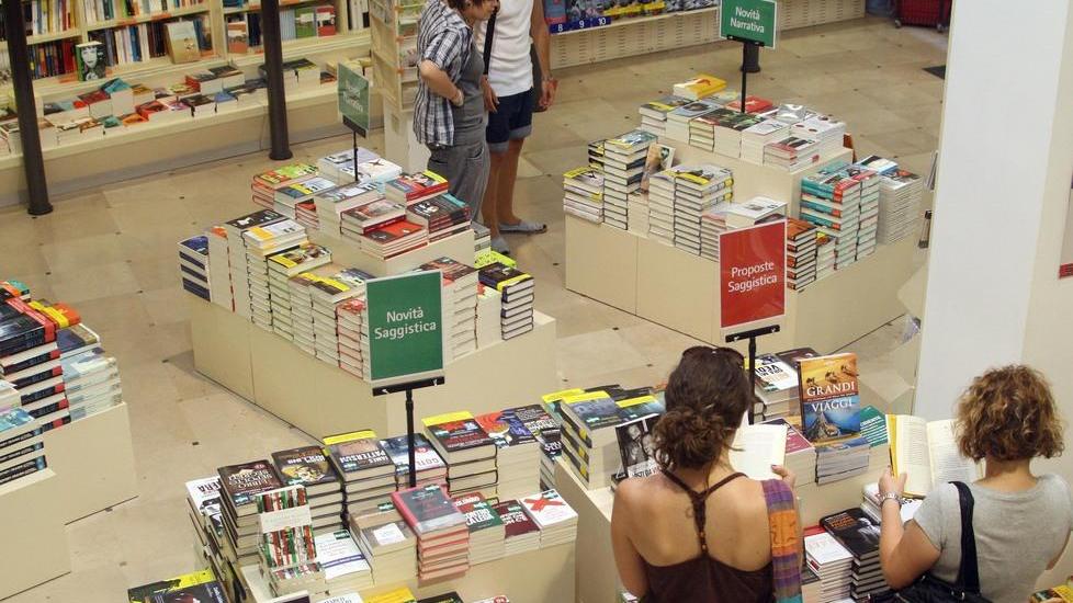 Ladro messo in fuga alla libreria Feltrinelli
