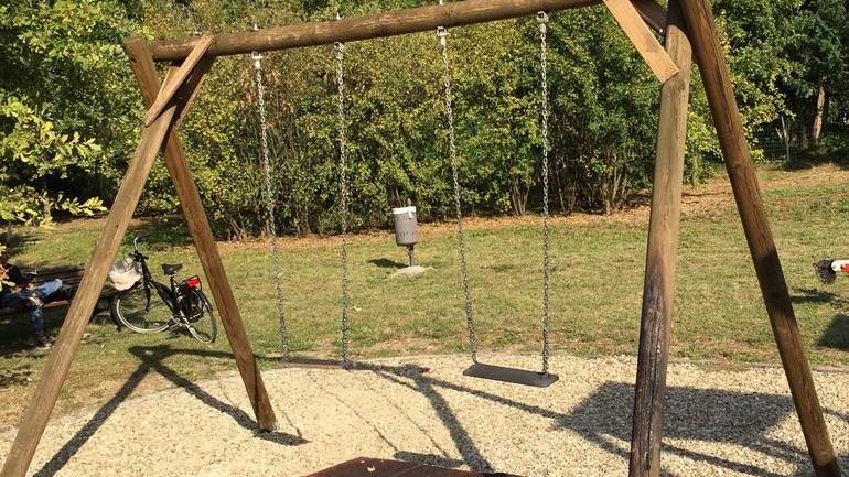 Vandali bruciano l’altalena nel parco giochi di via Levi