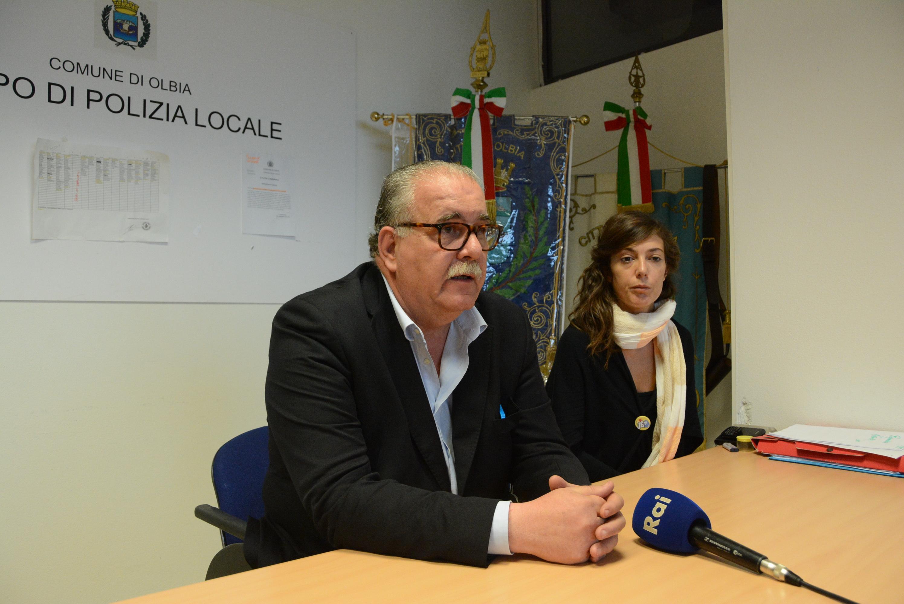 Il sindaco di Olbia Gianni Giovannelli e l'assessore alla sicurezza Ivana Russu durante la conferenza stampa