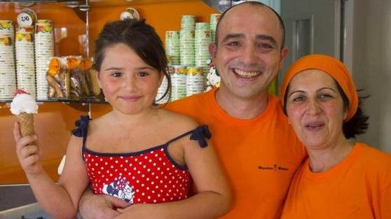 Niko ed Emanuela della gelateria Mirella con la figlia