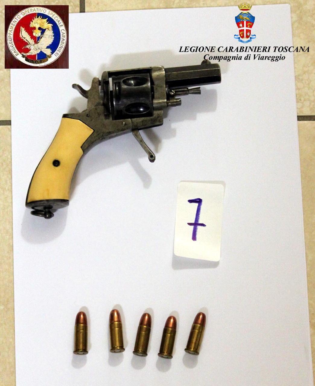 La pistola sequestrata dai carabinieri