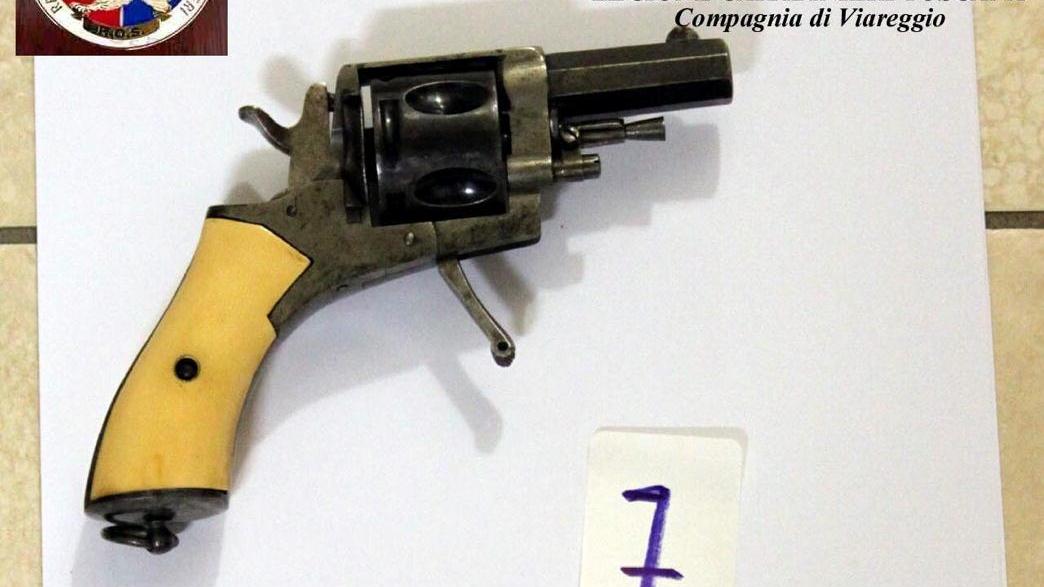 La pistola sequestrata dai carabinieri