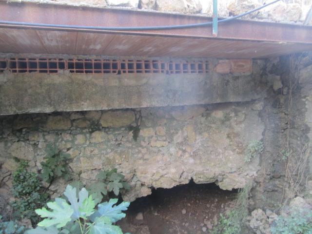 Il canale di scolo ostruito a Rio nell'Elba 