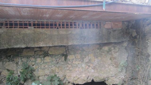 Il canale di scolo ostruito a Rio nell'Elba