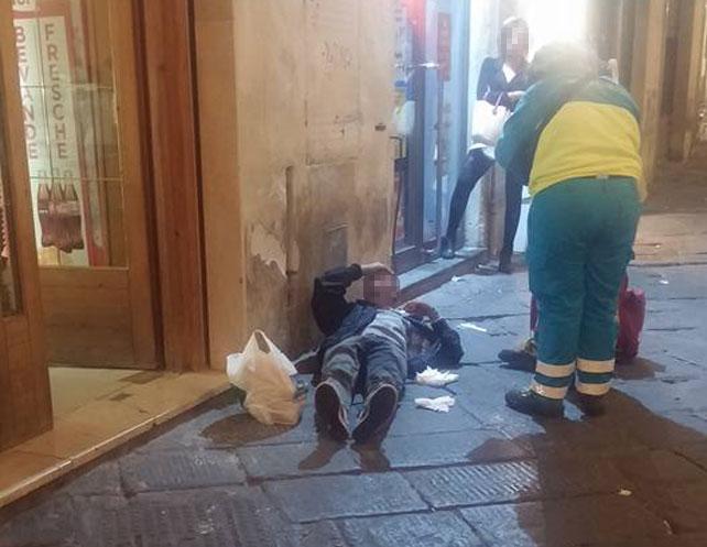 L'uomo ferito alla testa (dal profilo Facebook Pisa viva di notte)