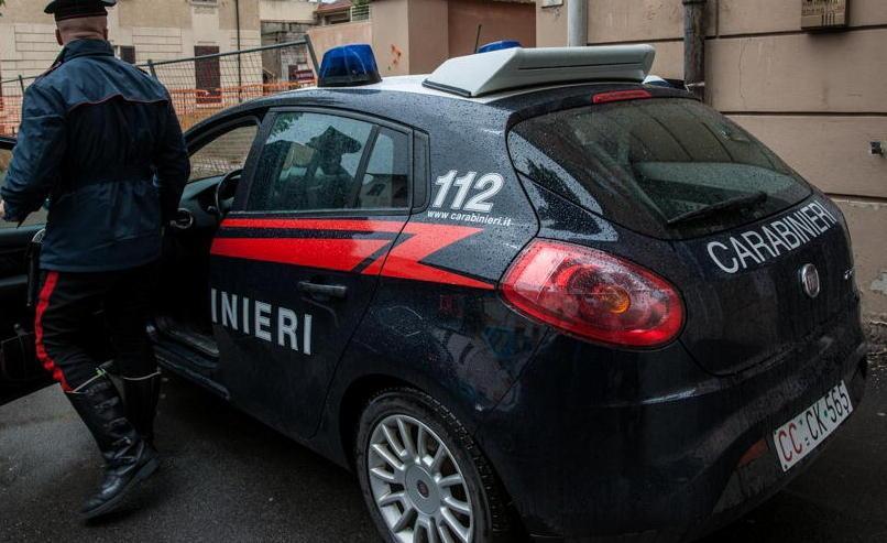 Commercialista scopre il ladro e lo prende a calci 