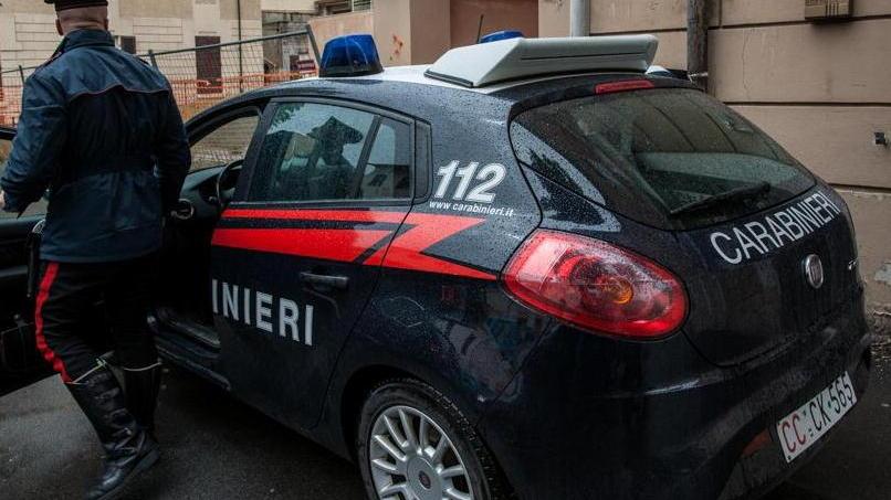 Commercialista scopre il ladro e lo prende a calci