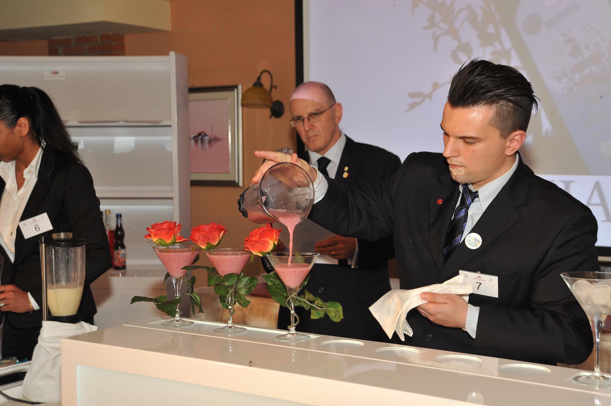 Un partecipante prepara un cocktail