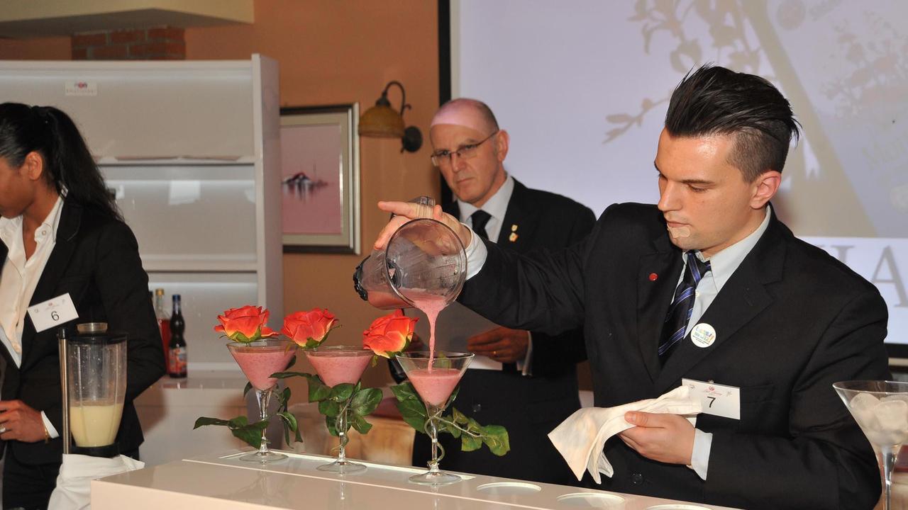 Un partecipante prepara un cocktail
