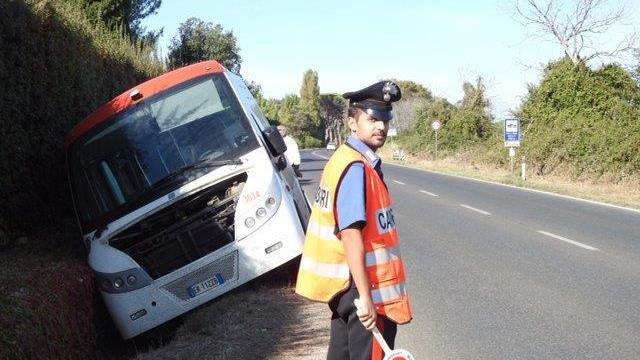 L'autobus adagiato su un lato lungo la strada tra Porto Santo Stefano e Orbetello (foto Enzo Russo)