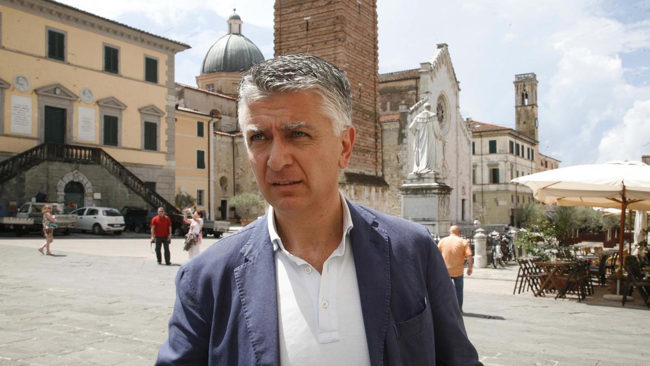 Il sindaco di Pietrasanta Massimo Mallegni