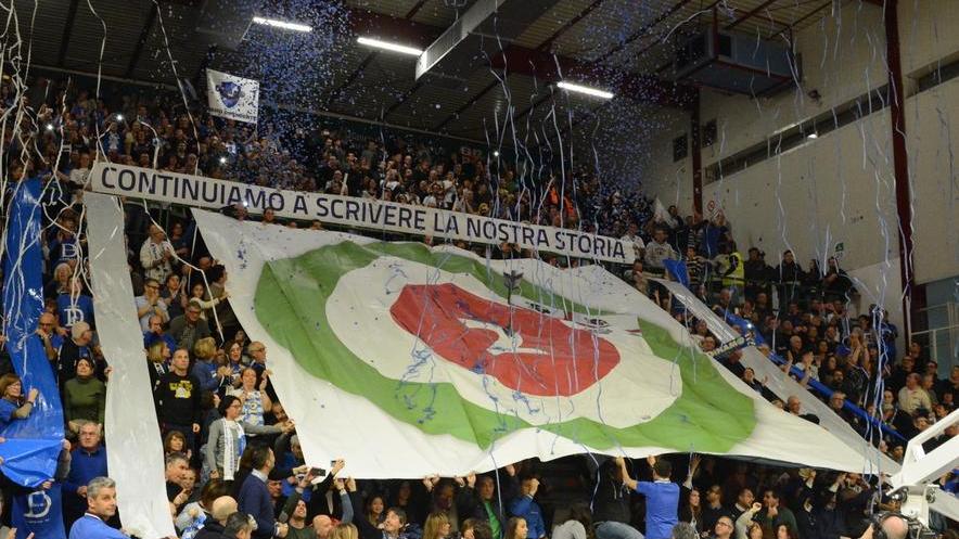 Calore e colori dei tifosi della Dinamo al Palaserradimisgni