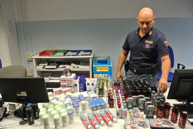 Centinaia di creme e profumi nel bagagliaio: denunciati per ricettazione