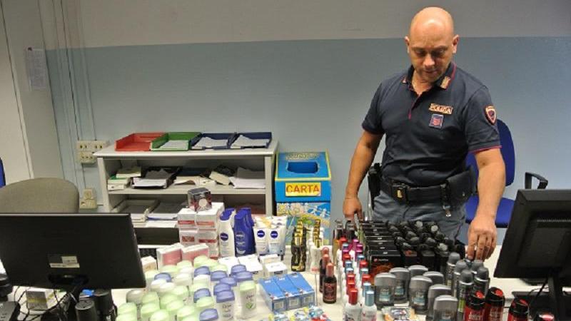 Centinaia di creme e profumi nel bagagliaio: denunciati per ricettazione