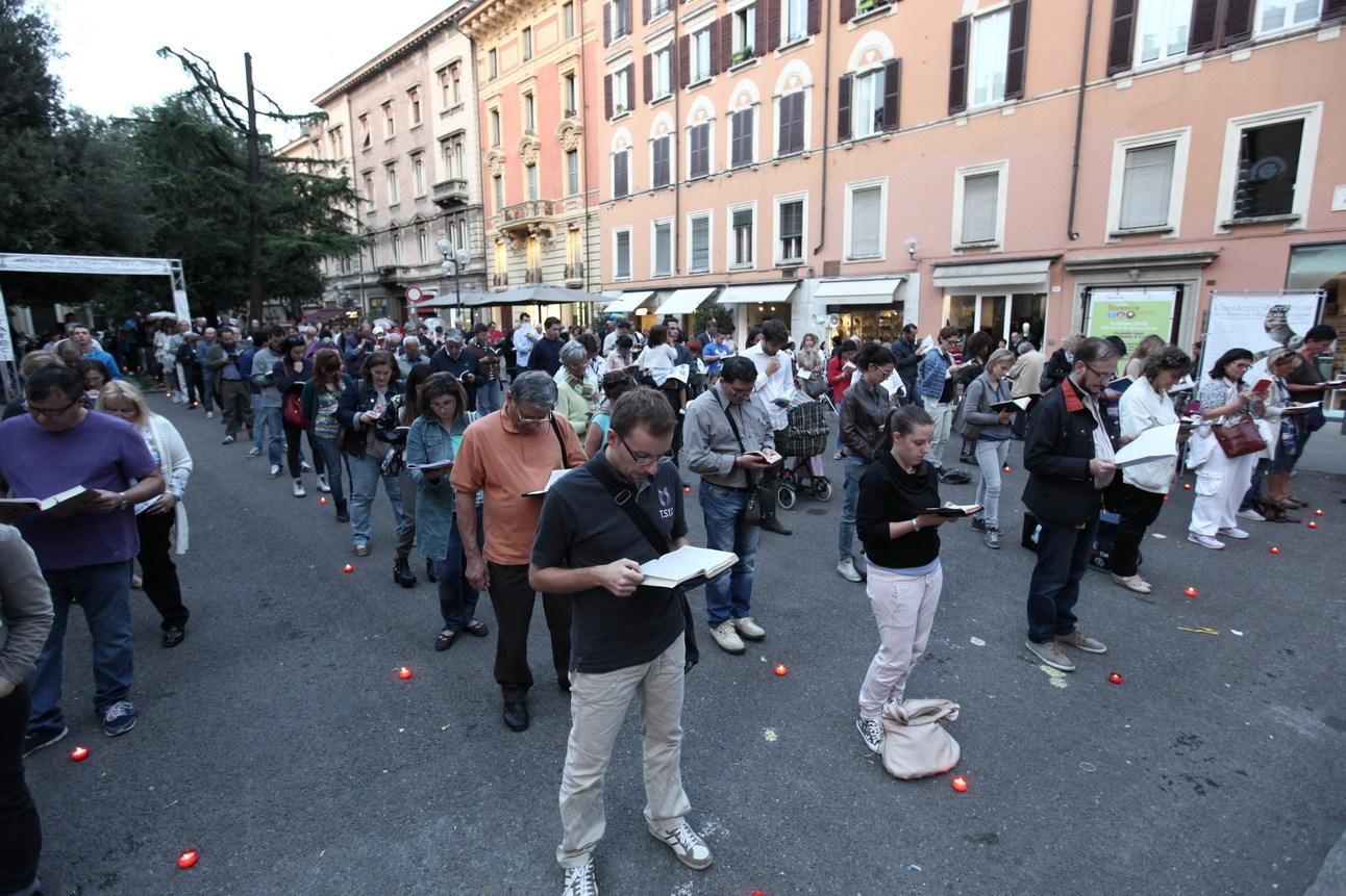 Sentinelle in piedi a Sassuolo, si mobilitano i fans e gli oppositori 