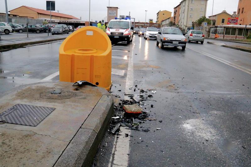 I detriti lasciati dall'auto dopo l'incidente (Marzi Pentafoto)