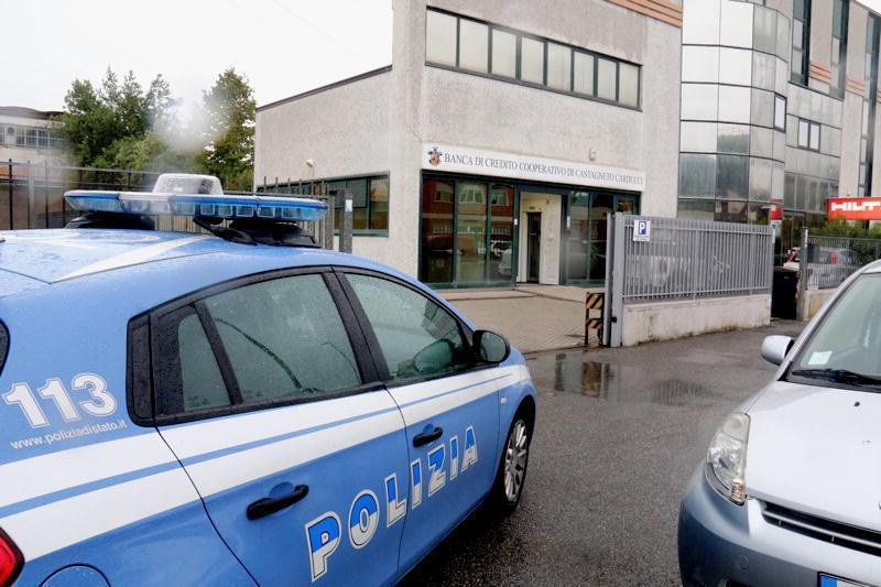 La polizia in via dell'Artigianato 