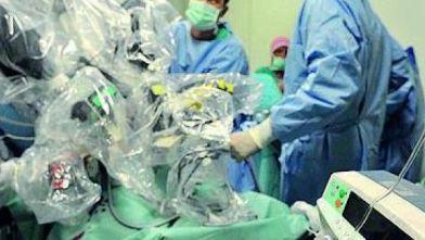 Un'equipe medica durante un trapianto