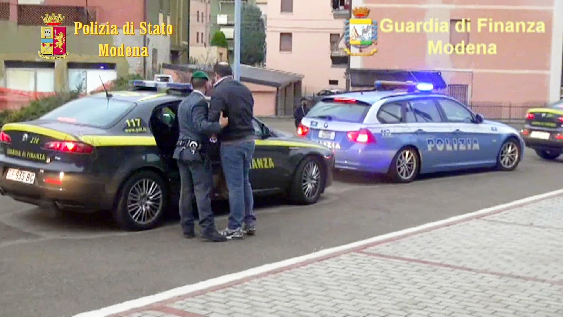 Modena, usura ed estorsioni: due arresti di Finanza e Polizia, coinvolti tre carabinieri 