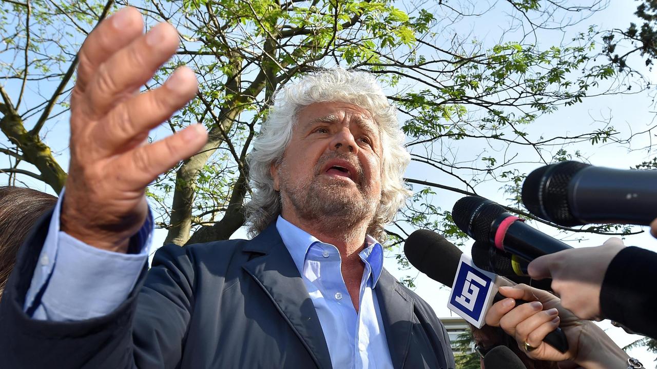 Beppe Grillo intervistato dai giornalisti