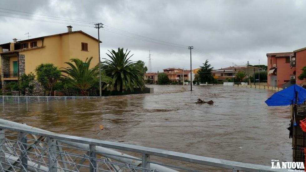 Stato di emergenza a Olbia, giù il ponte "diga" mentre il rio Siligheddu esonda di nuovo 