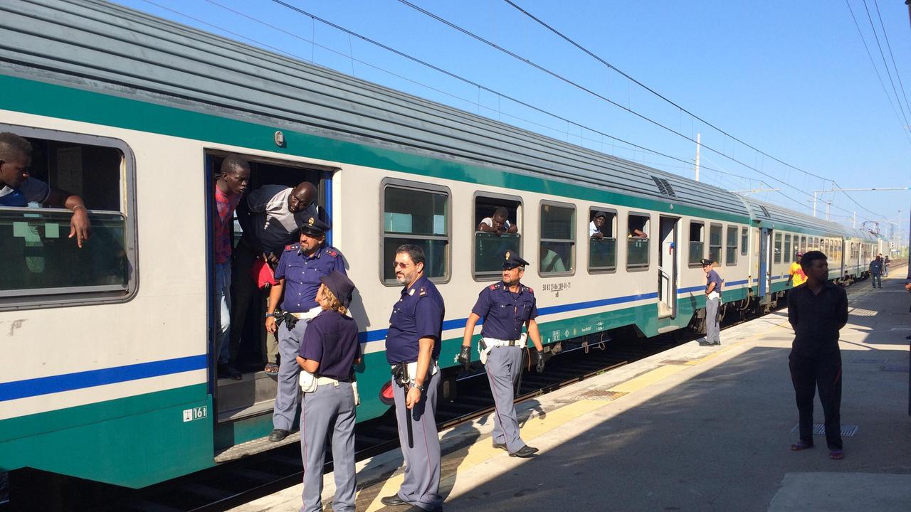 L'intervento della Polizia su un treno (foto d'archivio)