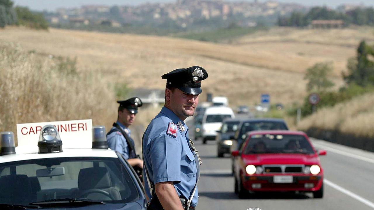 Carabinieri in servizio sulla Senese (foto d'archivio)