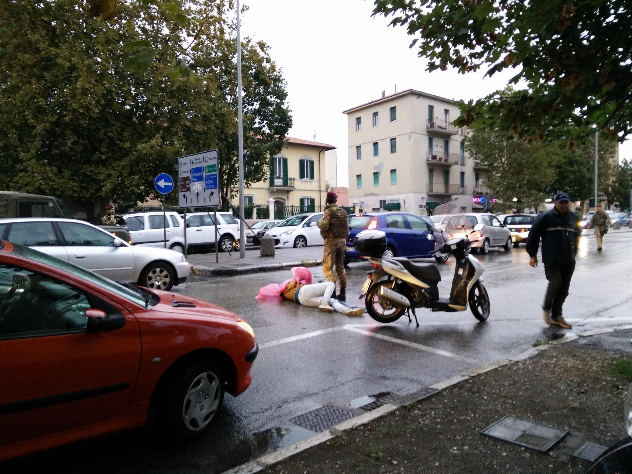 La donna a terra sul viale Alfieri