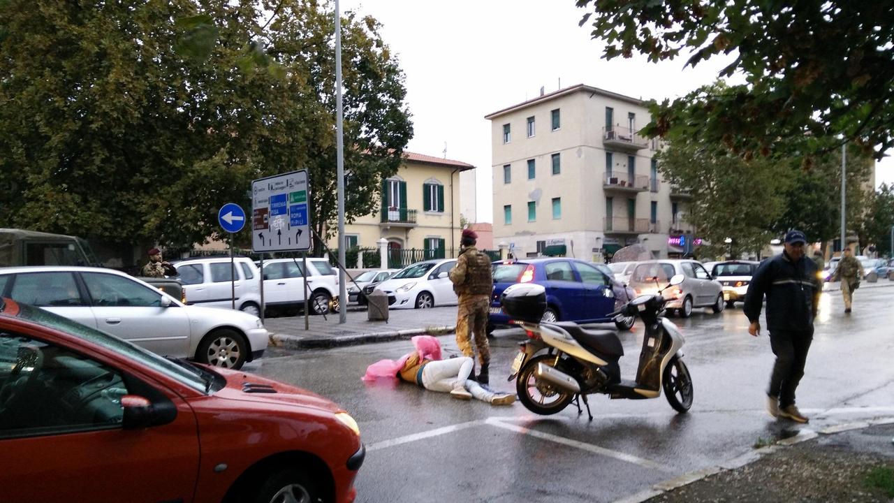 La donna a terra sul viale Alfieri
