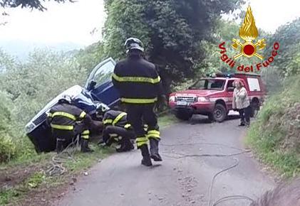 Il salvataggio del 60enne in bilico sul ciglio della strada
